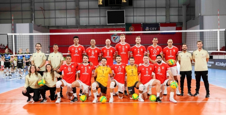 Benfica vence e segue para a fase de grupos